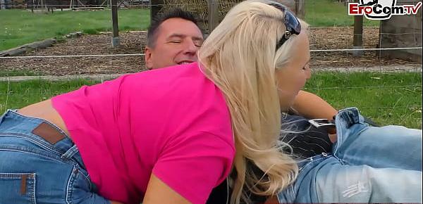 Deutsche blondine hat Sextreffen mit einem bauern auf dem bauernhof